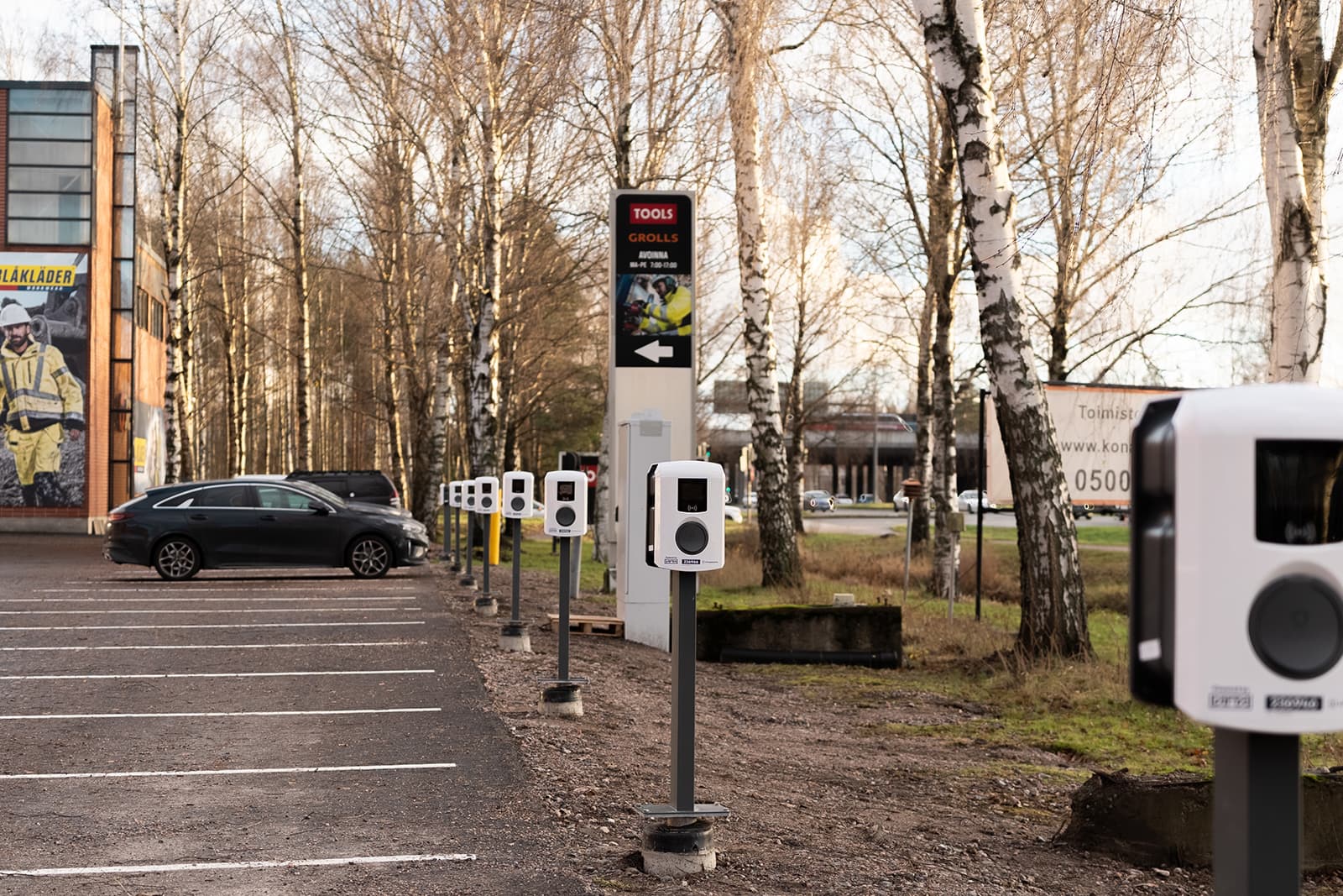 Sähköauton latauspisteitä Konalankulman pihalla